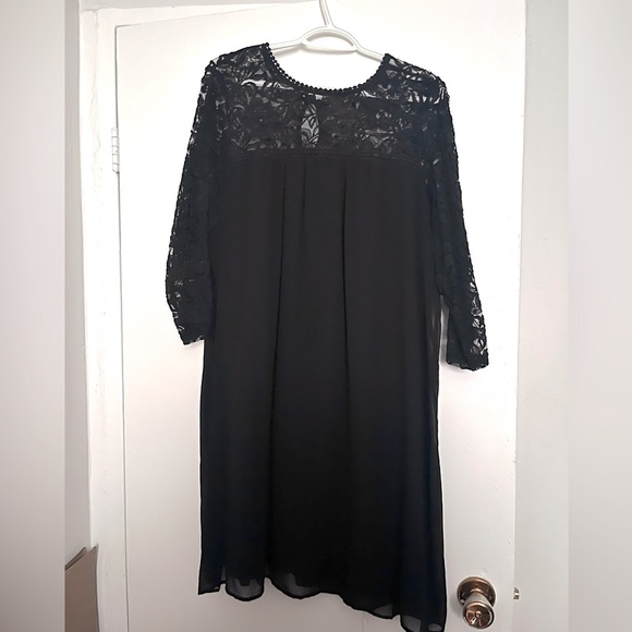 Luxology Dresses & Skirts - Lace Sleeve Black Dress with Key Hole in the Back
